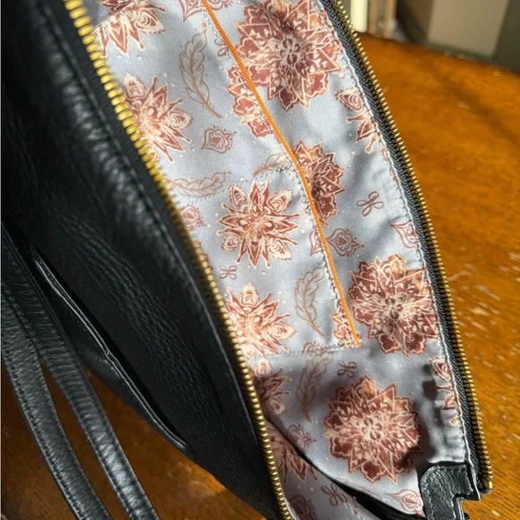 HOBO Black Leather Bag with Patterned Lining - Picture 7 of 12